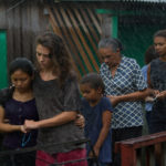 Jasmine Trinca tra gente bisognosa in Un giorno devi andare di Giorgio Diritti (Italia, Francia 2013)