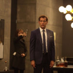 Clive Owen minacciato da Amanda Seyfried nel corso di Anon di Andrew Niccol (Germania, 2018)