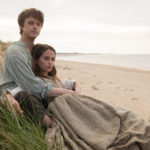 Dane DeHaan e Alicia Vikander in un'immagine romantica tratta da La ragazza dei tulipani di Justin Chadwick (Tulip Fever, UK, USA 2017)