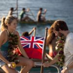 Shailene Woodley e Sam Claflin in un momento di Resta con me di Baltasar Kormákur (Adrift, USA, Hong Kong, Islanda 2018)