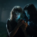 Massima tensione per Joey King e Julia Goldani Telles nel corso di Slender Man di Sylvain White (USA, 2018)