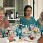 Tavolata di gruppo durante I villeggianti di Valeria Bruni Tedeschi (Les estivants, Francia, Italia 2018)
