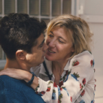 Riccardo Scamarcio e Valeria Bruni Tedeschi in un momento affettuoso de I villeggianti di Valeria Bruni Tedeschi (Les estivants, Francia, Italia 2018)