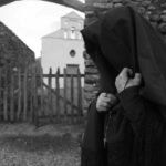 La misteriosa figura del titolo nel documentario Sa Femina Accabadora – La dama della buona morte di Fabrizio Galatea (Italia, 2018)