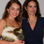 A destra l'attrice Lorenza Indovina premia Gaya Carbini, miglior attrice per Denise di Rossella Inglese