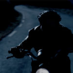 Il protagonista in moto durante il corto La Persistente di Camille Lugan (Francia, 2018)