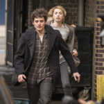 Aneurin Barnard con Freya Mavor in un momento di Morto tra una settimana... O ti ridiamo i soldi di Tom Edmunds (Dead in a Week: Or Your Money Back, UK 2018)