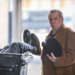 Situazione imbarazzante per Tom Wilkinson in Morto tra una settimana... O ti ridiamo i soldi di Tom Edmunds (Dead in a Week: Or Your Money Back, UK 2018)