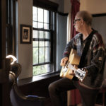 Francesco De Gregori alla chitarra nel documentario Vero dal vivo. Francesco De Gregori di Daniele Barraco (Italia, 2018)