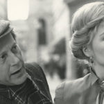 Nicolas Roeg e sua moglie Theresa Russell in un immagine in bianco e nero.