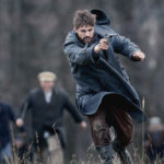 Max Irons in combattimento durante Raccolto amaro di George Mendeluk (Bitter Harvest, Canada 2017)