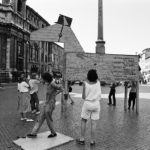 Cartelli di protesta verso Kurt Waldheim nel documentario The Waldheim Waltz di Ruth Beckermann (Waldheims Walzer, Austria 2018)