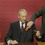 Kurt Waldheim al trucco durante il documentario The Waldheim Waltz di Ruth Beckermann (Waldheims Walzer, Austria 2018)