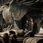 Katherine Waterston ed Eddie Redmayne in un momento di Animali Fantastici - I crimini di Grindewald di David Yates (Fantastic Beasts: The Crimes of Grindelwald, UK, USA 2018)