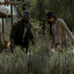 Personaggi bendati durante Bird Box di Susanne Bier (USA, 2018)