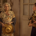 Catherine Deneuve con Laure Calamy in un momnto di Claiire Darling di Julie Bertuccelli (La dernière folie de Claire Darling, Francia 2018)