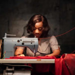 Marianne Jean-Baptiste al lavoro nel corso di In Fabric di Peter Strickland (UK, 2018)