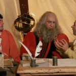 Troisi e Benigni ascoltano Leonardo da Vinci in un esilarante momento di Non ci resta che piangere di Massimo Troisi e Roberto Benigni (Italia, 1984)