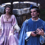 Amanda Sandrelli e Massimo Troisi durante Non ci resta che piangere di Massimo Troisi e Roberto Benigni (Italia, 1984)