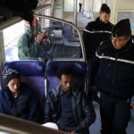 Migranti sul treno e controllo della polizia durante Libero di Michel Toesca (Libre, Francia 2018)