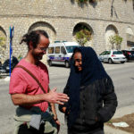 Cédric Herrou con una migrante in un'immagine tratta dal documentario Libero di Michel Toesca (Libre, Francia 2018)