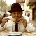 L'attore filippino Noli Sta Isabel pasteggia durante Tundra di Federico Mattioni (Italia, 2019)