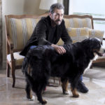 Marco Giannini con l'ingombrante cane di Domani è un altro giorno di Simone Spada (Italia, 2019)