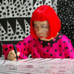 Un'immagine recente di Yayoi Kusama al lavoro nel documentario Kusama: Infinity di Heather Lenz (USA, 2018)