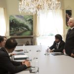 Riunione in corso durante Modalità aereo di Fausto Brizzi (Italia, 2019)