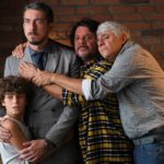 Abbracci e stupore nel corso di Modalità aereo di Fausto Brizzi (Italia, 2019)