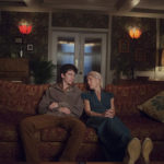 Asa Butterfield con Gillian Anderson in un'immagine tratta da Sex Education, serie tv creata da Laurie Nunn (UK, USA 2019)