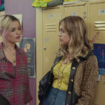 Emma Mackey e Aimee Lou Wood a scuola durante Sex Education, serie tv creata da Laurie Nunn (UK, USA 2019)