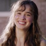 Una sorridente Haley Lu Richardson, co-protagonista di A un metro da te di Justin Baldoni (Five Feet Apart, USA 2019)