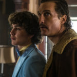 Richie Merritt e Matthew McConaughey in un momento di Cocaine - La vera storia di White Boy Rick di Yann Demange (White Boy Rick, USA 2018)