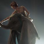 Eva Green con il mitico elefantino durante Dumbo di Tim Burton (USA, 2019)