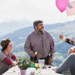 Festeggiamenti per i vent'anni di matrimonio durante Amur senza fin di Christoph Schaub (Svizzera, 2018)