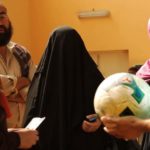 Burka e calcio in Libia durante Freedom Fields di Naziha Arebi (UK, Libia 2018)