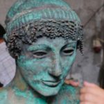 Il restauro della statua del titolo nel documentario L'Apollon de Gaza di Nicolas Wadimoff (Svizzera, Canada, Palestina 2018)