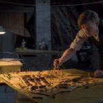 Al gioco con i modellini durante A Fortunate Man di Bille August (Lykke-Per, Danimarca 2018)