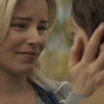Elizabeth Banks accarezza amorevolmente Jackson A. Dunn durante L'angelo del male - Brightburn di David Yarovesky (USA, 2019)