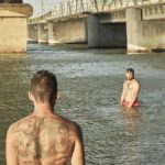 Una simbolica immagine dei due fratelli in Entre dos aguas di Isaki Lacuesta (Spagna, 2018)