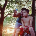 Momenti di scoperta in Quando eravamo fratelli di Jeremiah Zagar (We the Animals, USA, 2018)