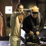 Il regista dà indicazioni sul set duurante le riprese di 8 di Gabriele Fabbro (USA, 2019)
