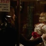 Vera Farmiga scruta la bambola posseduta durante Annabelle 3 di Gary Dauberman (Annabelle Comes Home, USA 2019)
