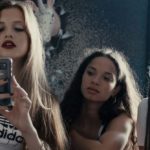 Cellulari in azione durante Blue My Mind - Il segreto dei miei anni di Lisa Brühlmann (Svizzera, 2017)