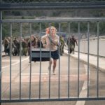 In fuga dagli zombie durante Ever After di Carolina Hellsgård (Endzeit, Germania 2018)