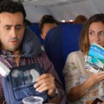 Jonathan Cohen e Camille Chamoux a bordo dell'aereo durante La prima vacanza non si scorda mai di Patrick Cassir (Premières vacances, Francia 2018)