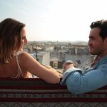 Momenti romantici per Camille Chamoux e Jonathan Cohen in La prima vacanza non si scorda mai di Patrick Cassir (Premières vacances, Francia 2018)