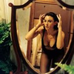 Monica Bellucci allo specchio ne L'ultimo Capodanno di Marco Risi (Italia, 1998)