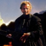 Un minaccioso Rutger Hauer in un'immagine tratta da The Hitcher - La lunga strada della paura di Robert Harmon (USA, 1986)